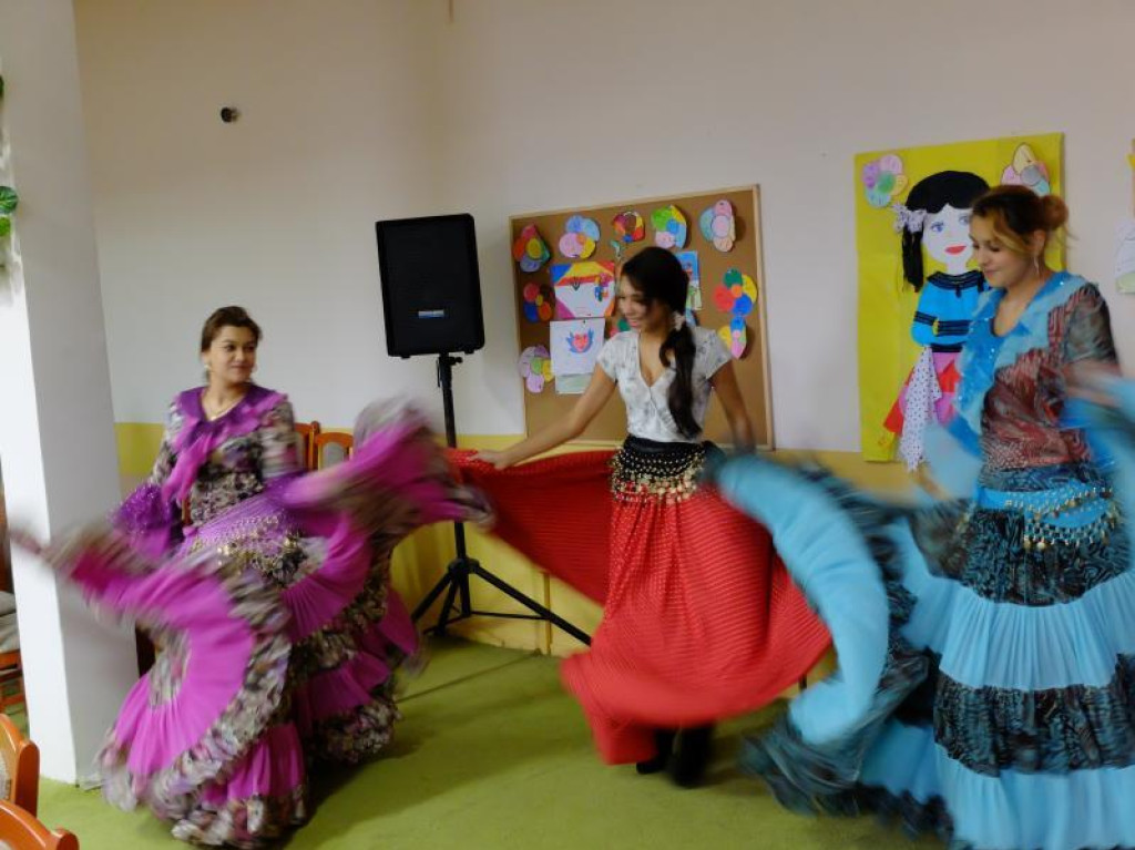 Dobra wiadomość dla brzeskich Romów. Miasto Brzeg kupi przybory szkolne i ubezpieczenie dla dzieci pochodzenia romskiego