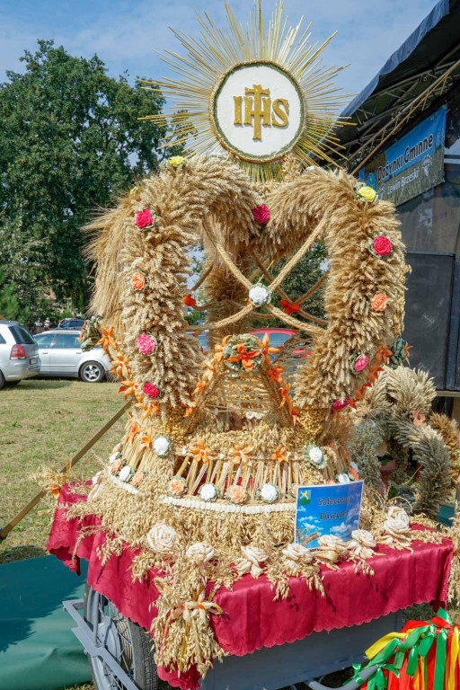 Dożynki w gminie Lewin Brzeski. Najpiękniejsza korona dożynkowa z Skorogoszczy