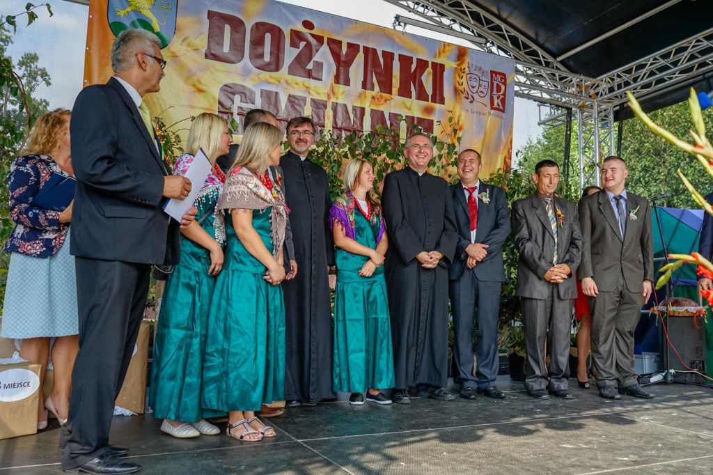 Dożynki w gminie Lewin Brzeski. Najpiękniejsza korona dożynkowa z Skorogoszczy
