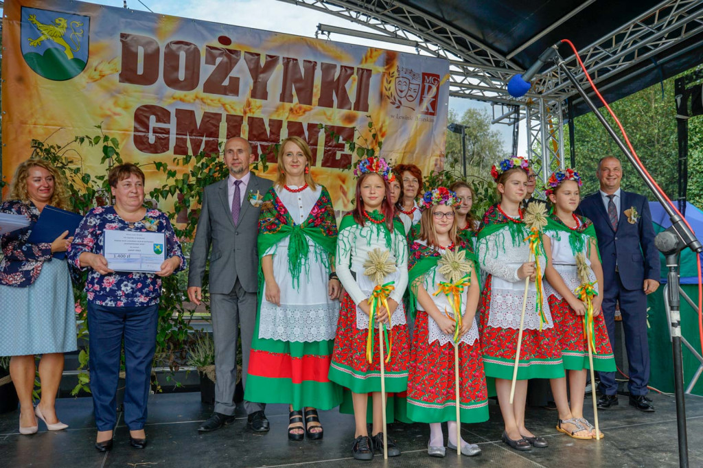 Dożynki w gminie Lewin Brzeski. Najpiękniejsza korona dożynkowa z Skorogoszczy