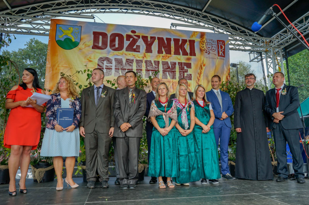 Dożynki w gminie Lewin Brzeski. Najpiękniejsza korona dożynkowa z Skorogoszczy