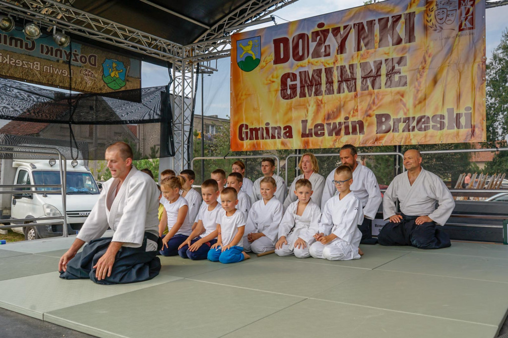 Dożynki w gminie Lewin Brzeski. Najpiękniejsza korona dożynkowa z Skorogoszczy