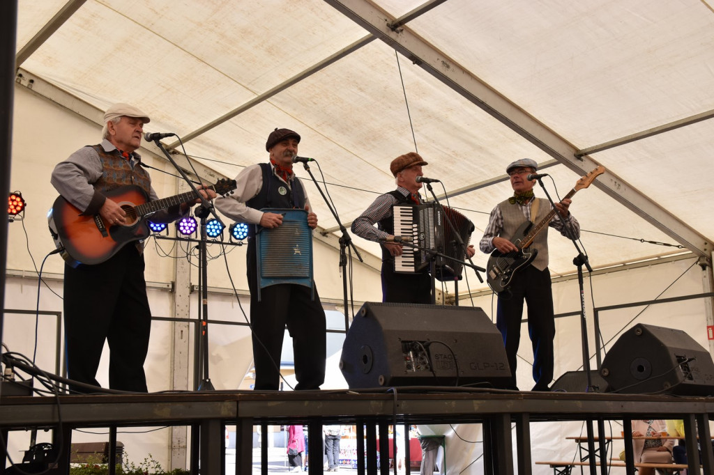 Trwa IV Jarmark Kresowy w Brzegu. Oprócz stoisk handlowych, II Festiwal Kapel Podwórkowych