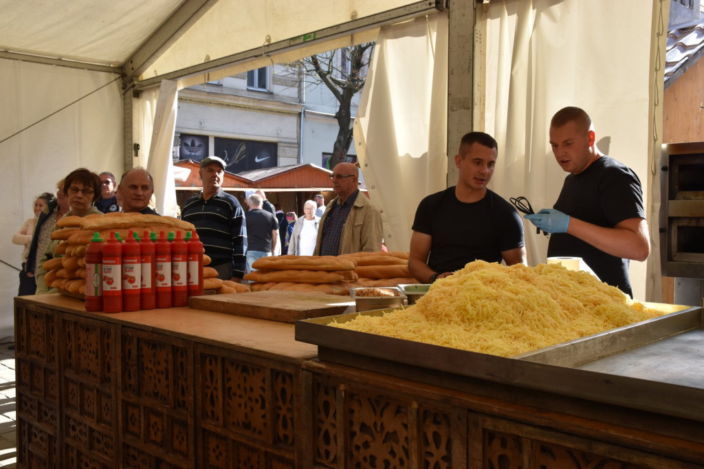 Trwa IV Jarmark Kresowy w Brzegu. Oprócz stoisk handlowych, II Festiwal Kapel Podwórkowych