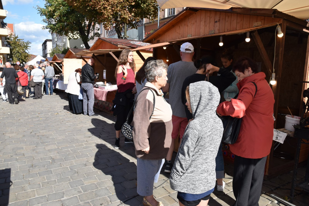 Trwa IV Jarmark Kresowy w Brzegu. Oprócz stoisk handlowych, II Festiwal Kapel Podwórkowych