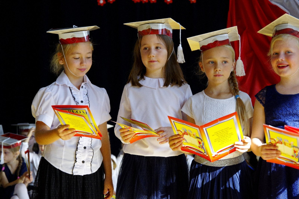 Ślubowanie w Ósemce w roku 100 - lecia odzyskania przez Polskę niepodległości