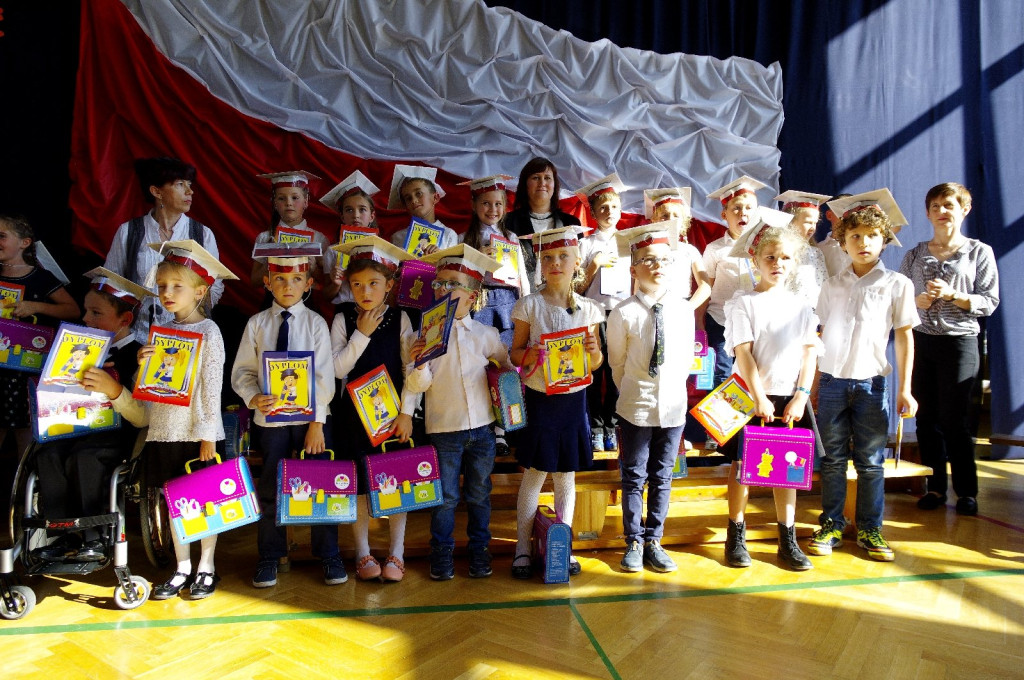 Ślubowanie w Ósemce w roku 100 - lecia odzyskania przez Polskę niepodległości