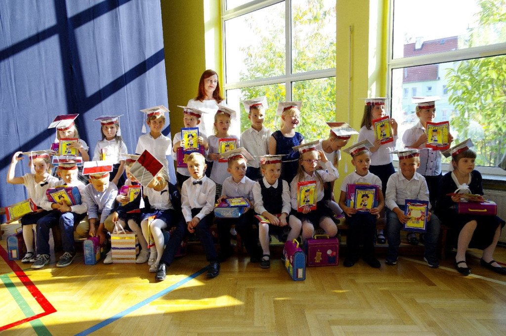 Ślubowanie w Ósemce w roku 100 - lecia odzyskania przez Polskę niepodległości