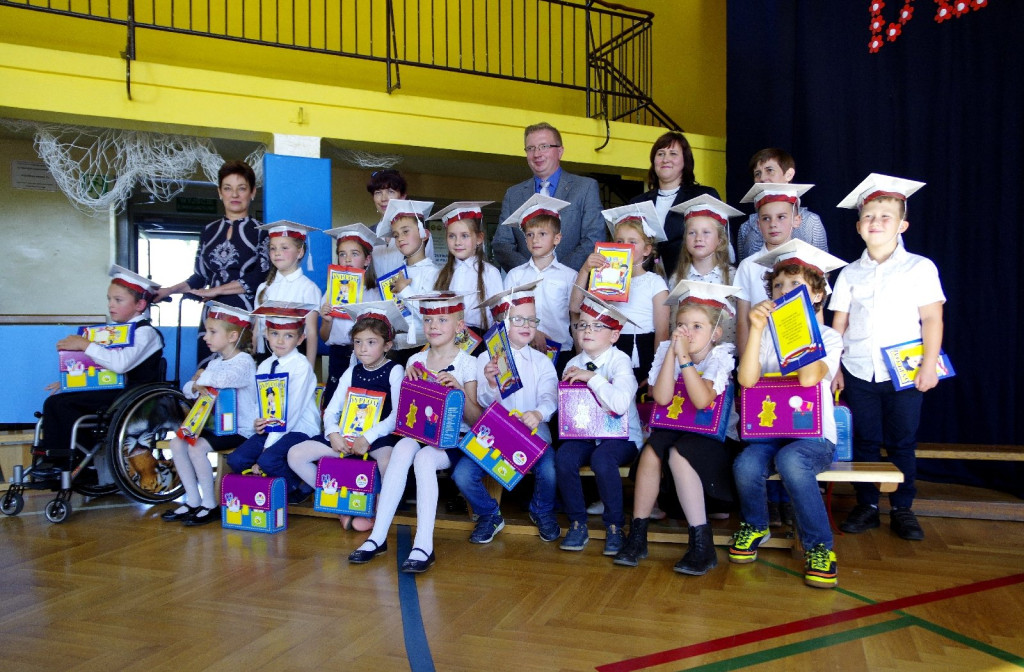 Ślubowanie w Ósemce w roku 100 - lecia odzyskania przez Polskę niepodległości