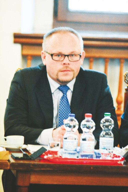 To oni głosowali za oddaniem gruntów pod więzienie!