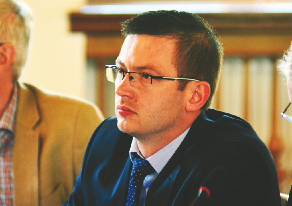 To oni głosowali za oddaniem gruntów pod więzienie!