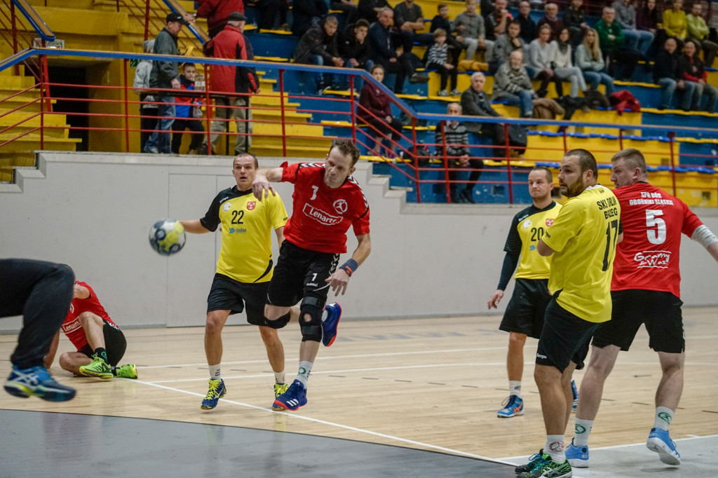 Grad bramek w Brzegu. Porażka Orlika z liderem