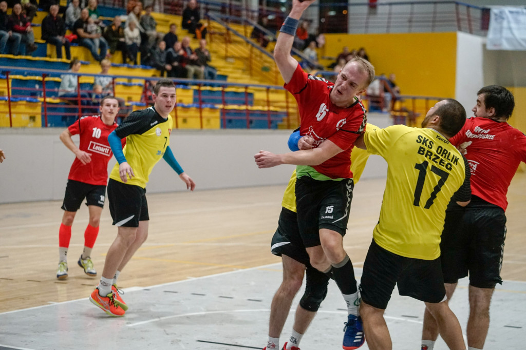 Grad bramek w Brzegu. Porażka Orlika z liderem