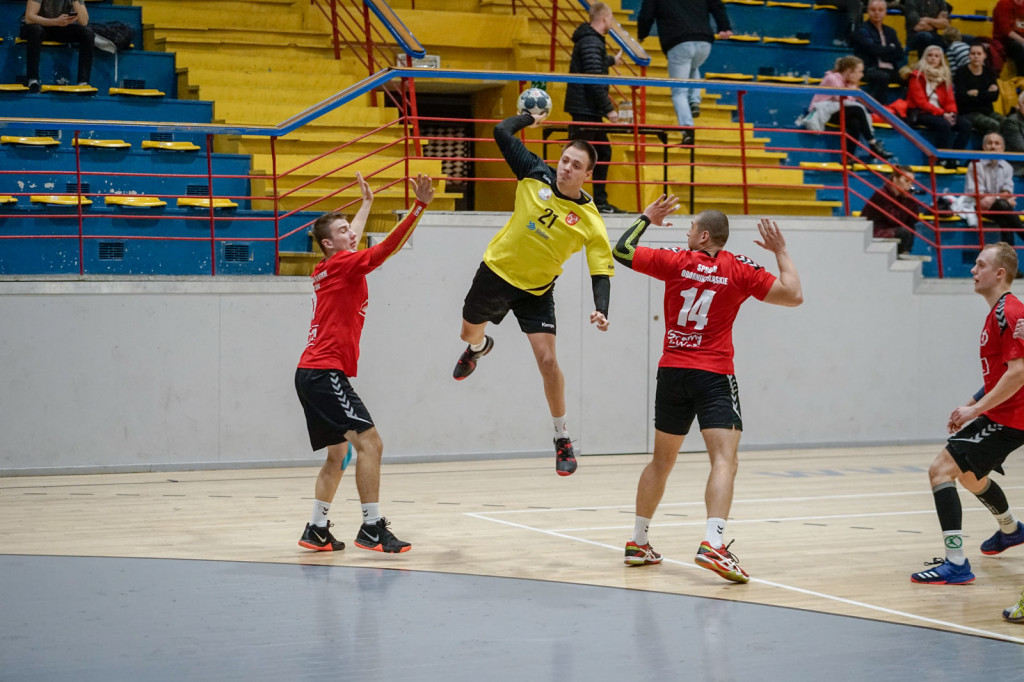 Grad bramek w Brzegu. Porażka Orlika z liderem