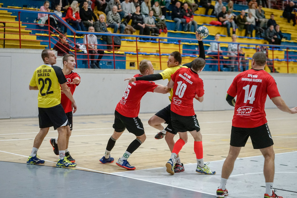 Grad bramek w Brzegu. Porażka Orlika z liderem