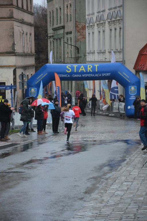 Młodzi biegacze Kotwicy Brzeg na podium 34. Ulicznego Biegu Sylwestrowego