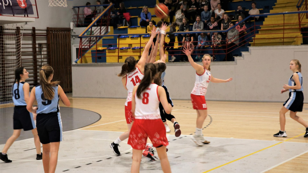 Piątka mistrzem województwa w koszykówce dziewcząt