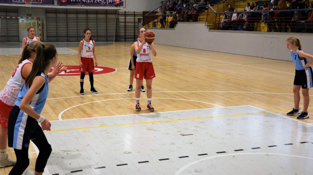 Piątka mistrzem województwa w koszykówce dziewcząt