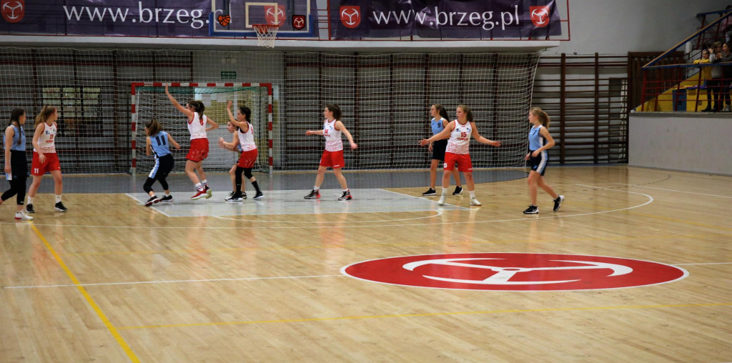 Piątka mistrzem województwa w koszykówce dziewcząt
