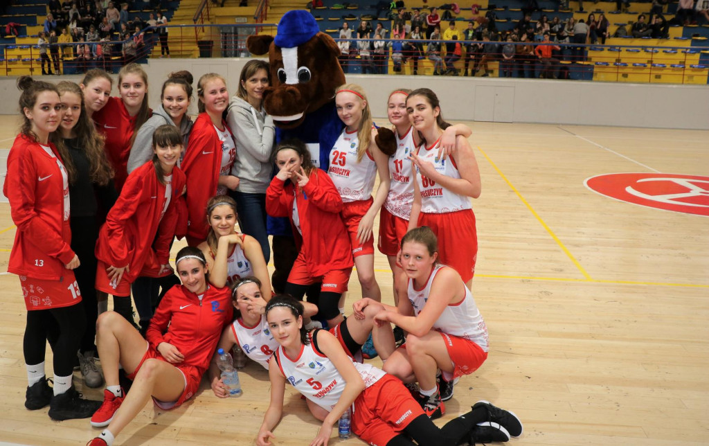Piątka mistrzem województwa w koszykówce dziewcząt