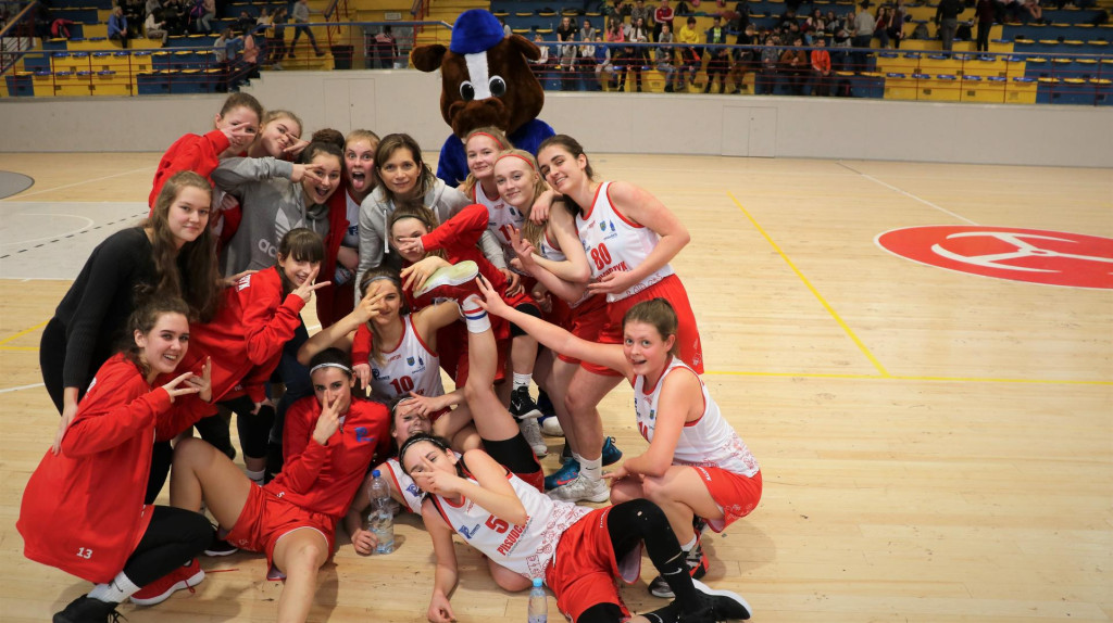 Piątka mistrzem województwa w koszykówce dziewcząt