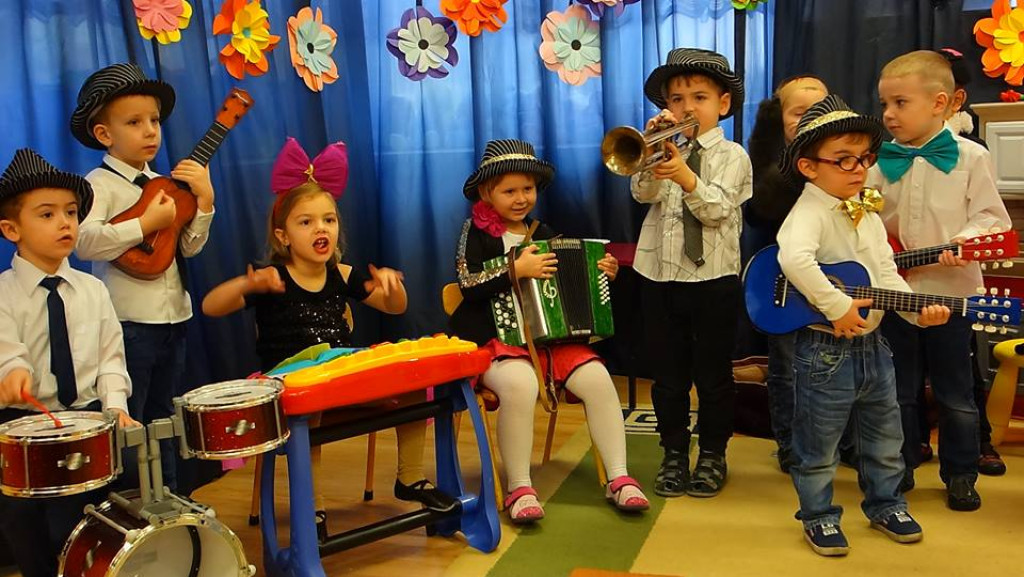 Bo Babcia i Dziadek to nasze są skarby ,malują uśmiech bez pędzla i farby