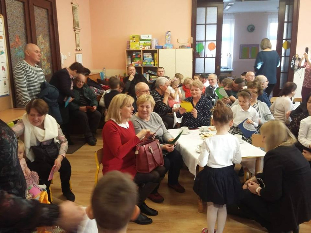 Bo Babcia i Dziadek to nasze są skarby ,malują uśmiech bez pędzla i farby