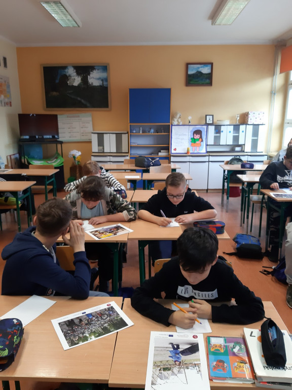 Uczniowie PSP nr 1 wysyłają kartki solidarnościowe