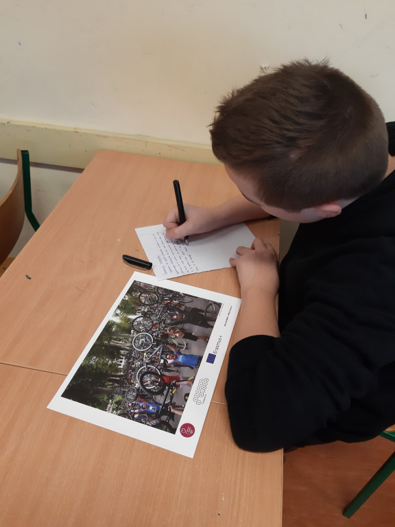 Uczniowie PSP nr 1 wysyłają kartki solidarnościowe