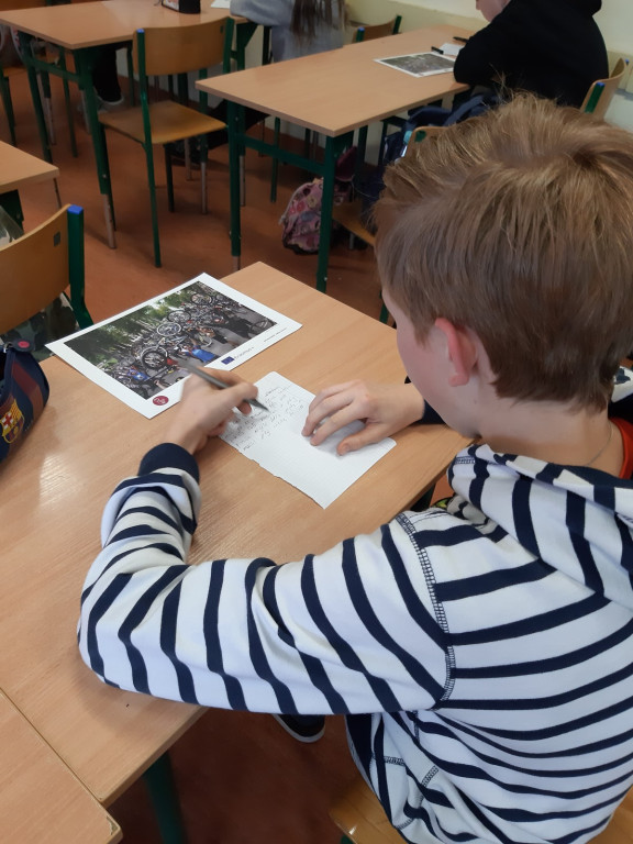 Uczniowie PSP nr 1 wysyłają kartki solidarnościowe