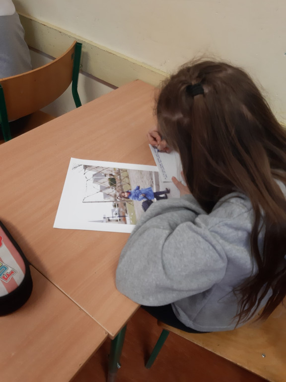 Uczniowie PSP nr 1 wysyłają kartki solidarnościowe