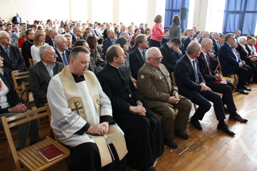 Zespół Szkół Centrum Kształcenia Praktycznego w Grodkowie z nowym patronem i sztandarem