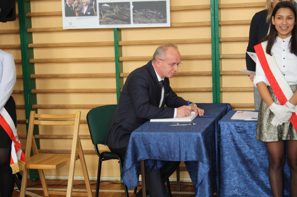 Zespół Szkół Centrum Kształcenia Praktycznego w Grodkowie z nowym patronem i sztandarem