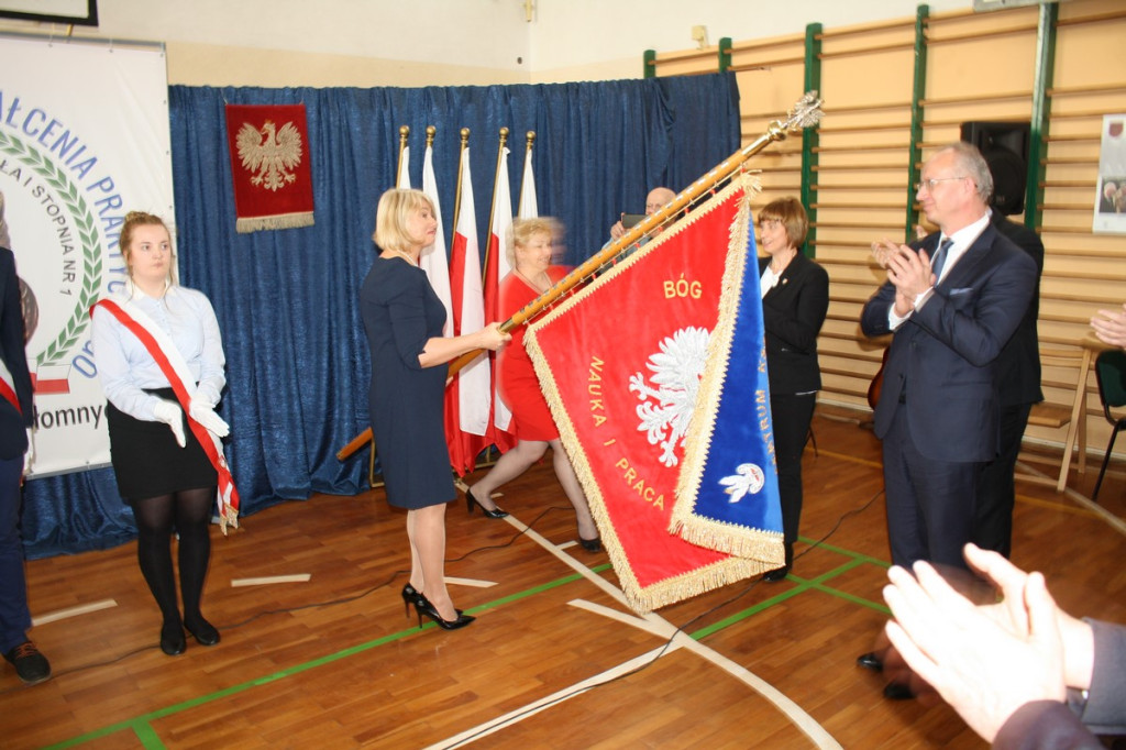 Zespół Szkół Centrum Kształcenia Praktycznego w Grodkowie z nowym patronem i sztandarem