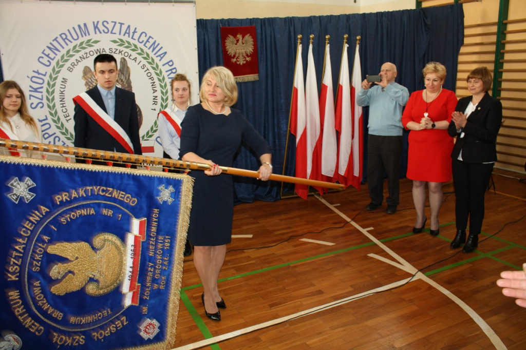 Zespół Szkół Centrum Kształcenia Praktycznego w Grodkowie z nowym patronem i sztandarem