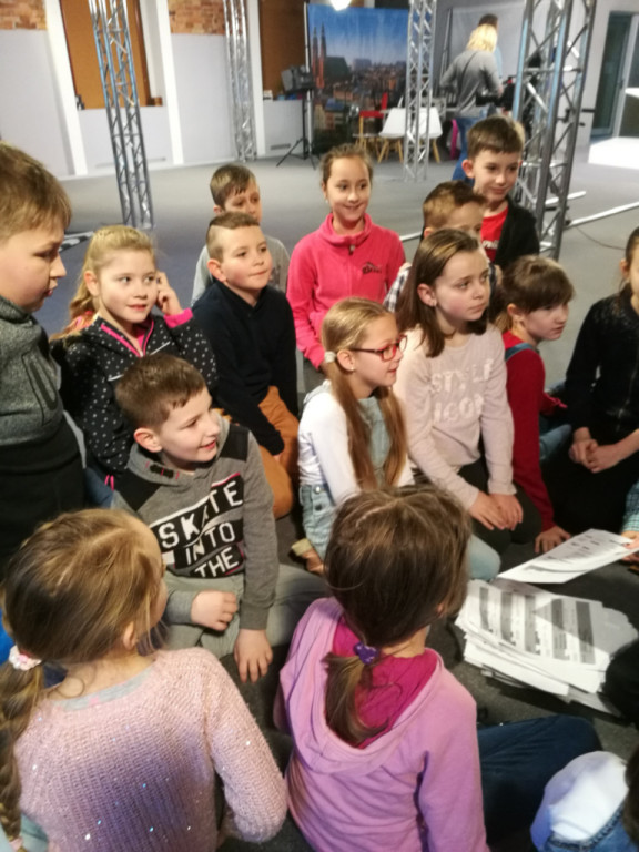 Wycieczka uczniów Publicznej Szkoły Podstawowej  w Lewinie Brzeskim do TVP Opole