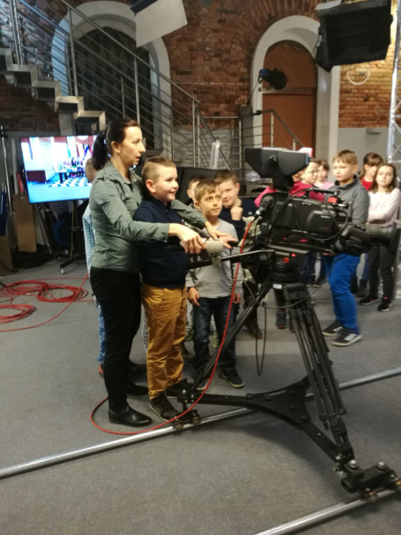 Wycieczka uczniów Publicznej Szkoły Podstawowej  w Lewinie Brzeskim do TVP Opole