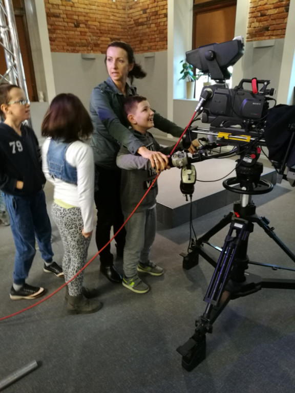 Wycieczka uczniów Publicznej Szkoły Podstawowej  w Lewinie Brzeskim do TVP Opole