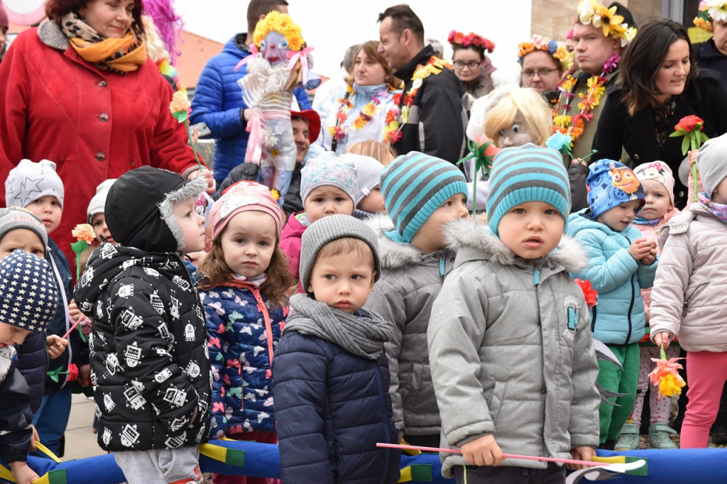 Przegonili zimę i powitali wiosnę. Marzanny można podziwiać na brzeskim zamku