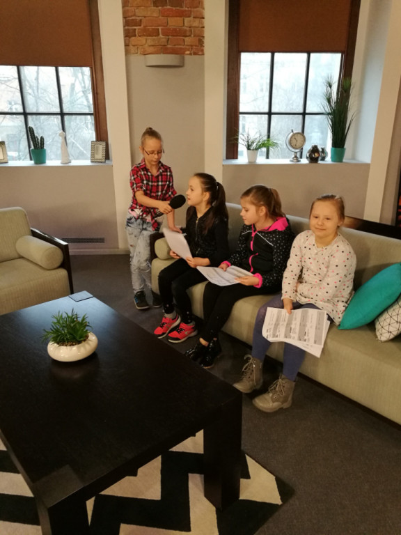 Wycieczka uczniów Publicznej Szkoły Podstawowej  w Lewinie Brzeskim do TVP Opole