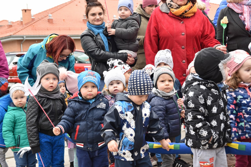Przegonili zimę i powitali wiosnę. Marzanny można podziwiać na brzeskim zamku