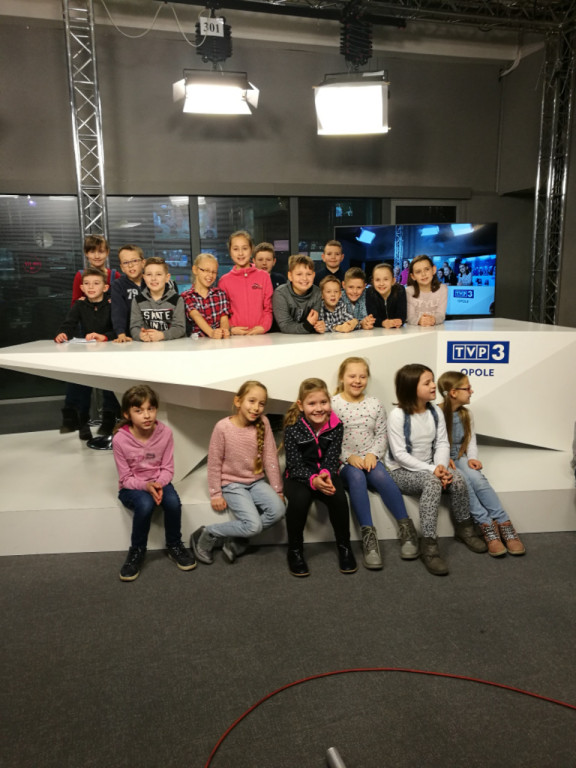 Wycieczka uczniów Publicznej Szkoły Podstawowej  w Lewinie Brzeskim do TVP Opole
