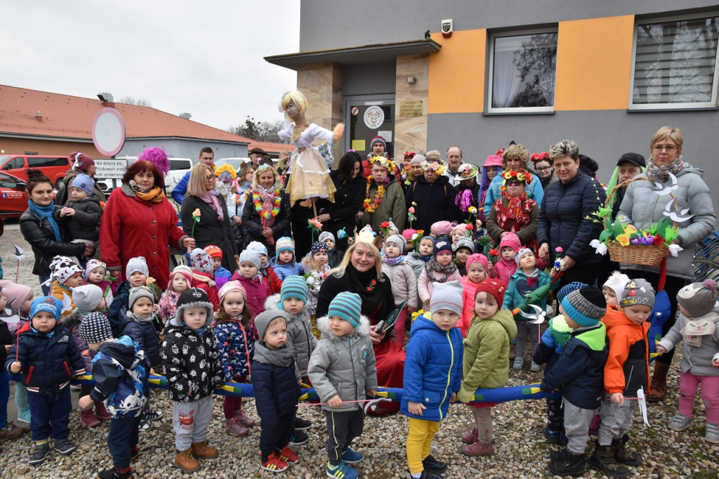Przegonili zimę i powitali wiosnę. Marzanny można podziwiać na brzeskim zamku