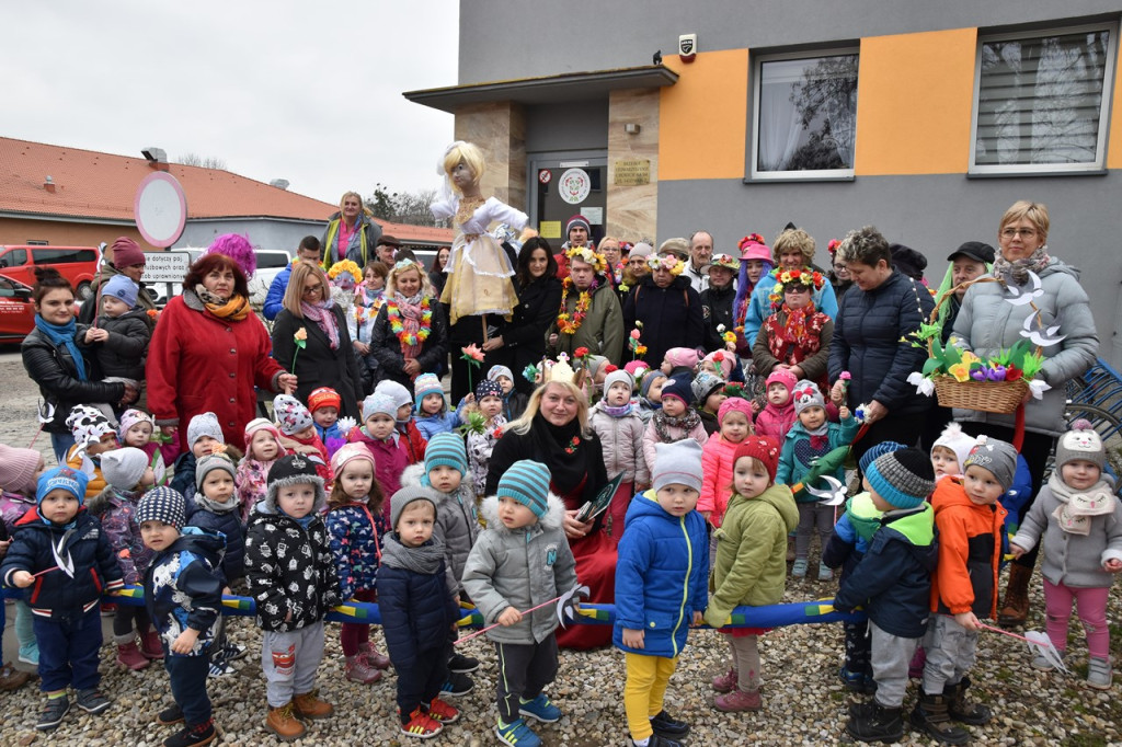 Przegonili zimę i powitali wiosnę. Marzanny można podziwiać na brzeskim zamku