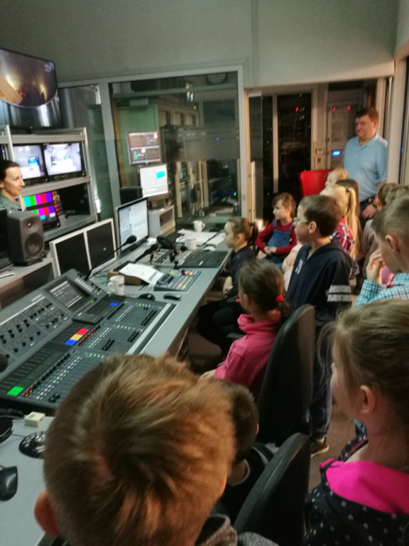 Wycieczka uczniów Publicznej Szkoły Podstawowej  w Lewinie Brzeskim do TVP Opole
