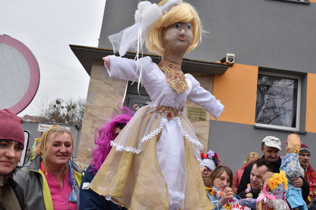 Przegonili zimę i powitali wiosnę. Marzanny można podziwiać na brzeskim zamku