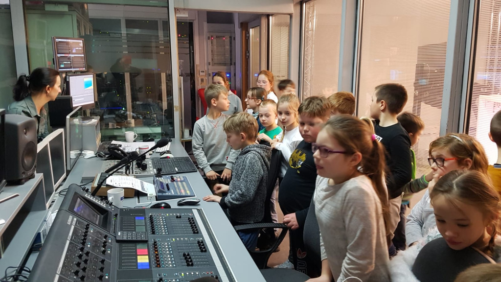 Wycieczka uczniów Publicznej Szkoły Podstawowej  w Lewinie Brzeskim do TVP Opole