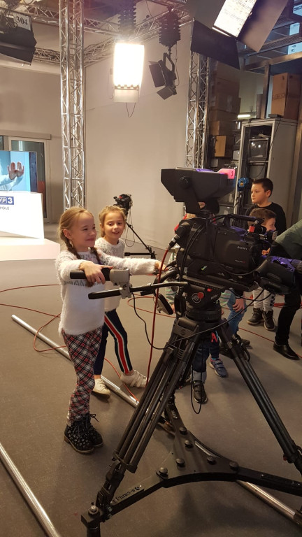 Wycieczka uczniów Publicznej Szkoły Podstawowej  w Lewinie Brzeskim do TVP Opole