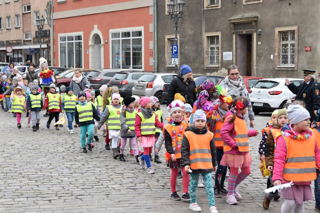 Przegonili zimę i powitali wiosnę. Marzanny można podziwiać na brzeskim zamku