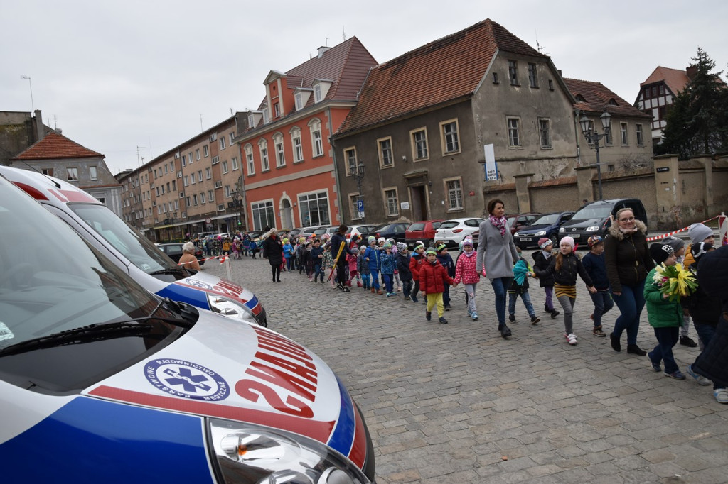 Przegonili zimę i powitali wiosnę. Marzanny można podziwiać na brzeskim zamku